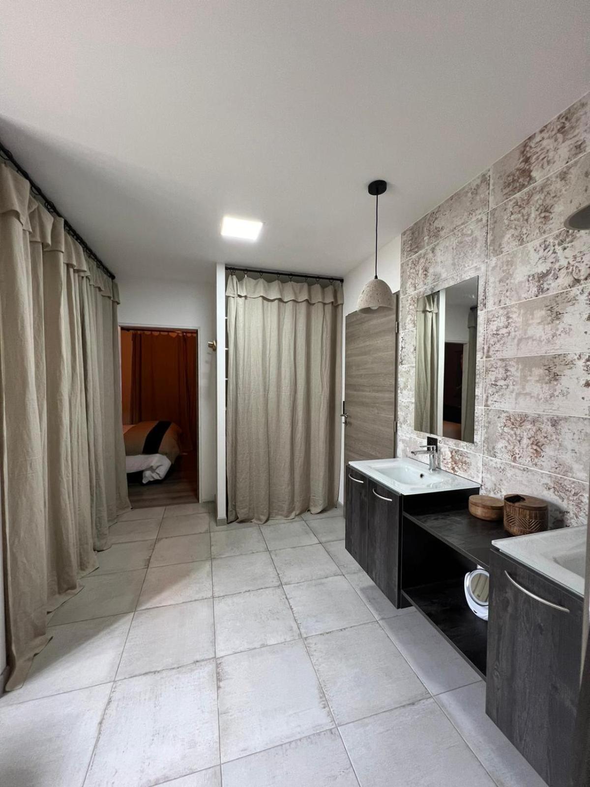 Maison De Charme Avec Piscine Hébergement de vacances *